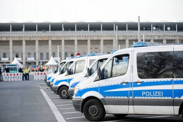 26. Maerz 2016: Berlin, Olympiastadion: Fussball Testspiel: Deutschland - England: Polizisten beobachten vor dem Spiel die Fans vor dem Stadion.