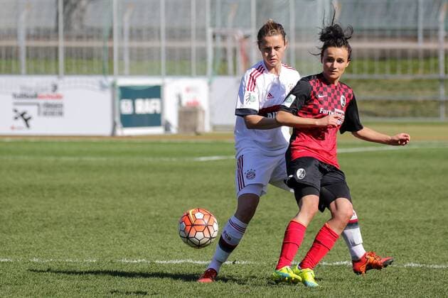 v.li.: Nora Holstad Berge (FCB, 15), Lina Maria Magull (Freiburg, 16), Zweikampf, Duell, duel, tackle, Dynamik, Action, Aktion, Fussball, Allianz Frauen-Bundesliga, SC Freiburg - FC Bayern München, xozx