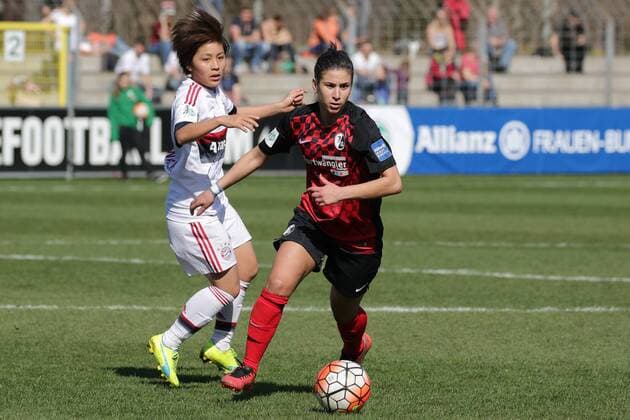 v.li.: Mana Iwabuchi (FCB, 13), Hasret Kayikci (Freiburg, 11), Fussball, Allianz Frauen-Bundesliga, SC Freiburg - FC Bayern München, xozx