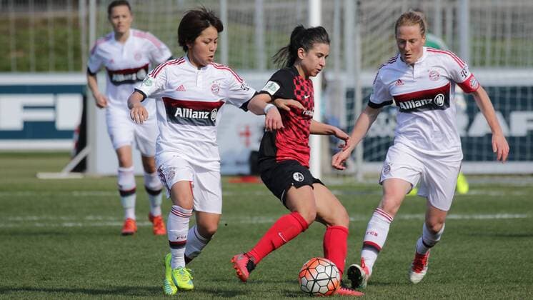 v.li.: Mana Iwabuchi (FCB, 13), Hasret Kayikci (Freiburg, 11), Melanie Behringer (FCB, 7), Zweikampf, Duell, duel, tackle, Dynamik, Action, Aktion, Fussball, Allianz Frauen-Bundesliga, SC Freiburg - FC Bayern München, xozx