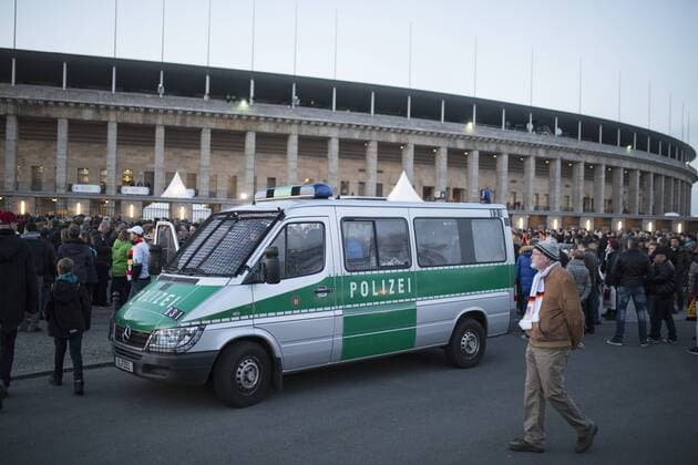 26.03.2016, Berlin, Deutschland, GER, Impressionen vor dem FussballLänderspiel (Nationalteam) Deutschland gegen England, Olympiastadion, die Polizei ist vor Ort