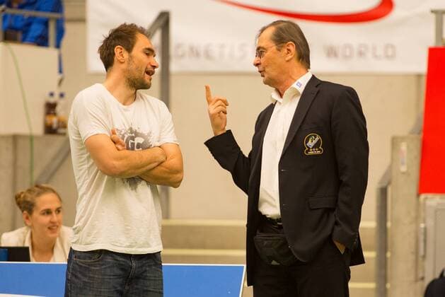 Herrsching - Trainer Max HAUSER (l.) und Trainer Stelian MOCULESCU (FN). Volleyball, VfB Friedrichshafen (FN) - TSV Herrsching (HER), Bundesliga, Saison 2015 2016, Playoff Viertelfinale, 1.Spiel, am 26.03.2016 in Friedrichshafen Z F A R E N A Deutschland. x20160326_101x