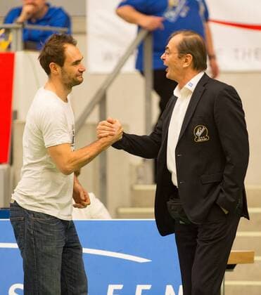 Herrsching - Trainer Max HAUSER (l.) und Trainer Stelian MOCULESCU (FN). Volleyball, VfB Friedrichshafen (FN) - TSV Herrsching (HER), Bundesliga, Saison 2015 2016, Playoff Viertelfinale, 1.Spiel, am 26.03.2016 in Friedrichshafen Z F A R E N A Deutschland. x20160326_102x