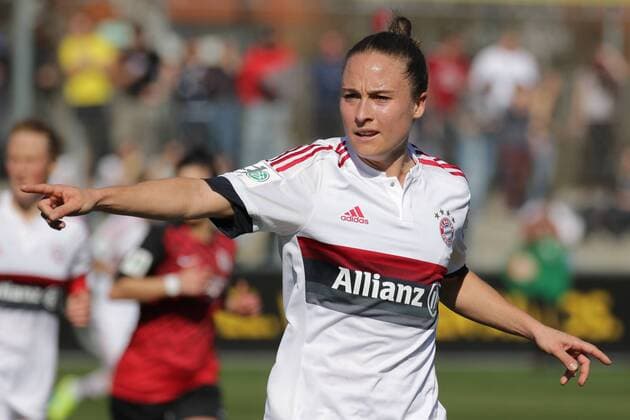 Gina Lewandowski (FCB, 2), gibt Anweisungen, gestikuliert, mit den Armen gestikulieren, gives instructions, gesticulate, Einzelbild, Aktion, Action, Fussball, Allianz Frauen-Bundesliga, SC Freiburg - FC Bayern München, xozx