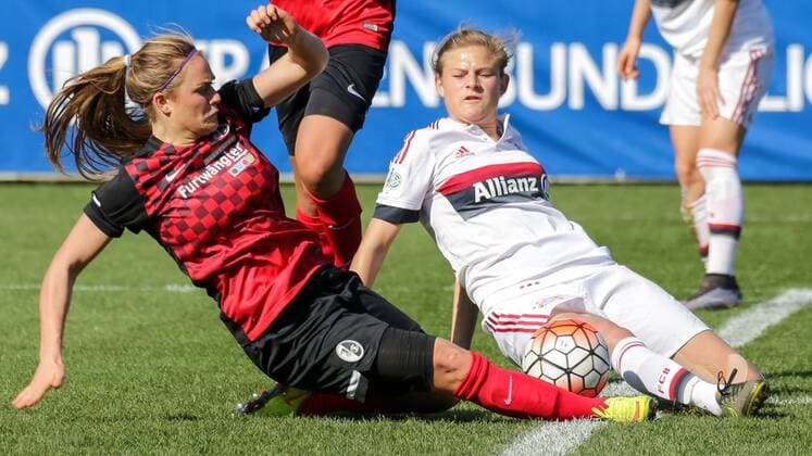 v.li.: Clara Schöne (Clara Schoene, Freiburg, 27), Carina Wenninger (FCB, 19), Zweikampf, Duell, duel, tackle, Dynamik, Action, Aktion, Fussball, Allianz Frauen-Bundesliga, SC Freiburg - FC Bayern München, xozx