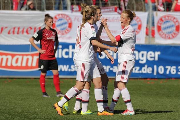v.li.: Torschützin Vivianne Miedema (FCB, 10), Caroline Abbe (FCB, 5), Carina Wenninger (FCB, 19) und Melanie Behringer (FCB, 7) jubeln über das 0:2, Jubel, Torjubel, Torerfolg, celebrate the goal, goal, celebration, Jubel ueber das Tor, optimistisch, Action, Aktion, Fussball, Allianz Frauen-Bundesliga, SC Freiburg - FC Bayern München, xozx