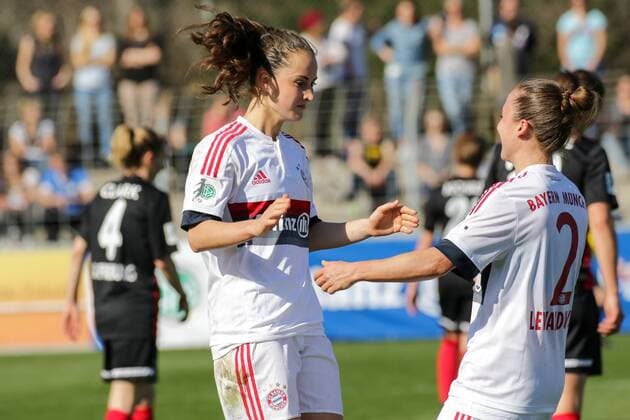 v.li.: Torschützin Sara Ilonka Däbritz (Sara Daebritz, FCB, 33) und Gina Lewandowski (FCB, 2) jubeln über das 0:3, Jubel, Torjubel, Torerfolg, celebrate the goal, goal, celebration, Jubel ueber das Tor, optimistisch, Action, Aktion, Fussball, Allianz Frauen-Bundesliga, SC Freiburg - FC Bayern München, xozx