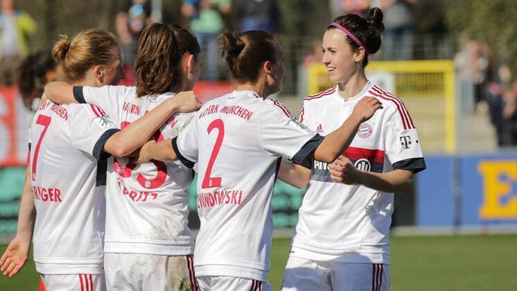 v.li.: Melanie Behringer (FCB, 7), Torschützin Sara Ilonka Däbritz (Sara Daebritz, FCB, 33), Gina Lewandowski (FCB, 2) und Viktoria Schnaderbeck (FCB, 25) jubeln über das 0:3, Jubel, Torjubel, Torerfolg, celebrate the goal, goal, celebration, Jubel ueber das Tor, optimistisch, Action, Aktion, Fussball, Allianz Frauen-Bundesliga, SC Freiburg - FC Bayern München, xozx