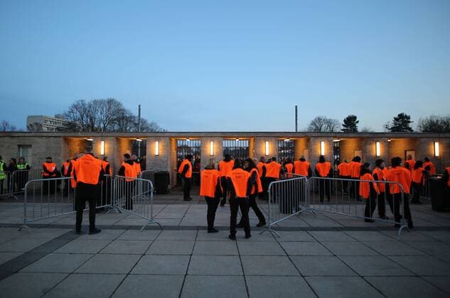 Olympiastadion Stadion, Sicherheitsdienst, Einlass Einlasskontrolle, Kontrolle, Massnahme, Wache,Wachdienst, Sicherheit, bewachen, kontrollieren, Roentgen Koerperscanner Wachhund Polizei, Sicherheit, Beamte, Polizeibeamte, Uniform, Schusswaffe, Pistole, Gefahr, Absichern, DEUTSCHLAND - ENGLAND ( - ) Freundschaftsspiel, friendly match, Deutsche Fussball Nationalmannschaft, DFB am 26.03.2016 in Berlin.