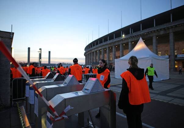 Olympiastadion Stadion, Sicherheitsdienst, Einlass Einlasskontrolle, Kontrolle, Massnahme, Wache,Wachdienst, Sicherheit, bewachen, kontrollieren, Roentgen Koerperscanner Wachhund Polizei, Sicherheit, Beamte, Polizeibeamte, Uniform, Schusswaffe, Pistole, Gefahr, Absichern, DEUTSCHLAND - ENGLAND ( - ) Freundschaftsspiel, friendly match, Deutsche Fussball Nationalmannschaft, DFB am 26.03.2016 in Berlin.