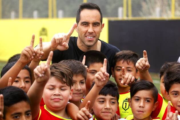 FC Barcelona Barca Chilean goalkeeper and captain of Chile national soccer team Claudio Bravo (up) paticipates in the presentation of the social sports project El Uno Campus (The One Campus) in Buin, 36km southern Santiago de Chle, Chile, 26 March 2016. CLAUDIO BRAVO INAUGURATES SOCIAL SPORTS PROJECT IN CHILE !ACHTUNG: NUR REDAKTIONELLE NUTZUNG!  CHI001 20160326-635946205437781564