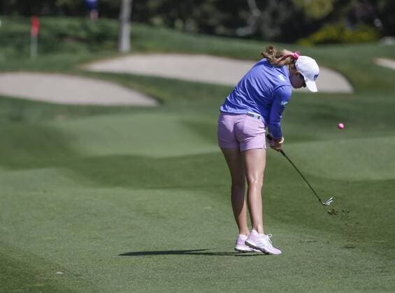 March 26, 2016: Paula Creamer takes her approach shot to the 4th green during the third round of the Kia Classic at Aviara Golf Club in Carlsbad, California. LPGA Golf Damen 2016: Kia Classic MAR 26 - ZUMAc04_