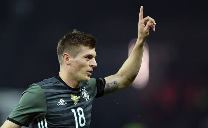 FUSSBALL INTERNATIONAL TESTSPIEL IM BERLINER OLYMPIASTADION Deutschland - England 26.03.2016 Toni Kroos (Deutschland) bejubelt seinen Treffer zum 1:0 