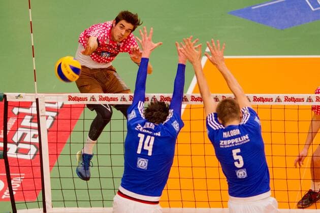 Angriff Daniel MALESCHA ( 11, HER), Baptiste GEILER ( 14, FN) und Alexey NALOBIN ( 5, FN) im Abwehr block. Volleyball, VfB Friedrichshafen (FN) - TSV Herrsching (HER), Bundesliga, Saison 2015 2016, Playoff Viertelfinale, 1.Spiel, am 26.03.2016 in Friedrichshafen Z F A R E N A Deutschland. x20160326_106x