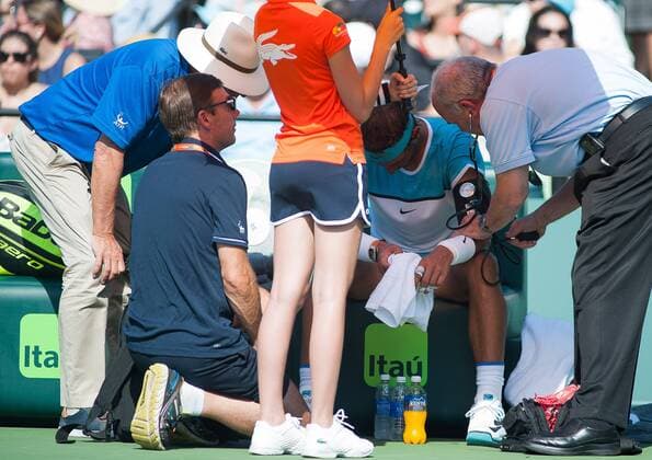 Spanish tennis player Rafael Nadal (2R) receives medical attention after leaving the pitch during a Miami Tennis Open match before Bosnian Damir Dzumhur in Key Biscayne, Miami, Florida, United States, 26 March 2016. MIAMI TENNIS OPEN !ACHTUNG: NUR REDAKTIONELLE NUTZUNG!  MIA001 20160326-635946273535324733