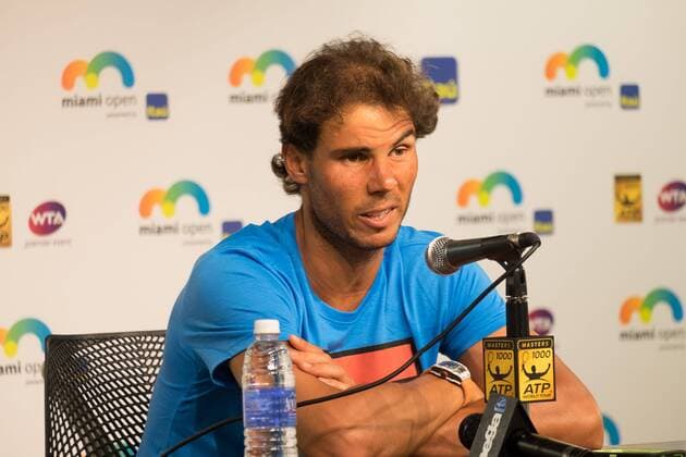 Spanish tennis player Rafael Nadal delivers a presser after leaving the pitch due to physical problems during a Miami Tennis Open match before Bosnian Damir Dzumhur in Key Biscayne, Miami, Florida, United States, 26 March 2016. MIAMI TENNIS OPEN !ACHTUNG: NUR REDAKTIONELLE NUTZUNG!  MIA005 20160326-635946296699190733