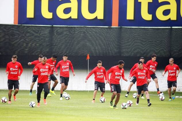 Players of the Chilean national soccer team participate in a training session at Juan Pinto Duran sports complex in Santiago de Chile, Chile, 26 March 2016, prior to a Russia 2018 World Cup qualifying match before Venezuela the upcoming 29 March. CHILEAN NATIONAL SOCCER TEAM TRAINING SESSION !ACHTUNG: NUR REDAKTIONELLE NUTZUNG!  SAN001 20160326-635946301133210475