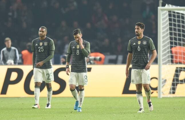 Fussball, Herren, Saison 2015 16, Länderspiel in Berlin, Deutschland - England, v. l. Jonathan Tah (Deutschland), Mesut Özil (Deutschland), Sami Khedira (Deutschland) nach dem Gegentor zum 2:3, 26.03.2016,