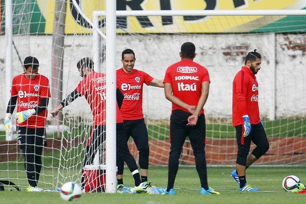 Players of the Chilean national soccer team participate in a training session at Juan Pinto Duran sports complex in Santiago de Chile, Chile, 26 March 2016, prior to a Russia 2018 World Cup qualifying match before Venezuela the upcoming 29 March. CHILEAN NATIONAL SOCCER TEAM TRAINING SESSION !ACHTUNG: NUR REDAKTIONELLE NUTZUNG!  SAN002 20160326-635946302389774365