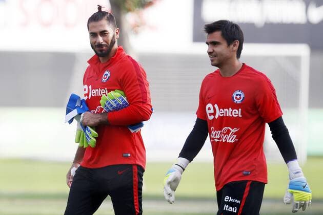 Chilean national soccer team players Johnny Herrera (L) and Christopher Toselli participate in a training session at Juan Pinto Duran sports complex in Santiago de Chile, Chile, 26 March 2016, prior to a Russia 2018 World Cup qualifying match before Venezuela the upcoming 29 March. CHILEAN NATIONAL SOCCER TEAM TRAINING SESSION !ACHTUNG: NUR REDAKTIONELLE NUTZUNG!  SAN003 20160326-635946303173820313
