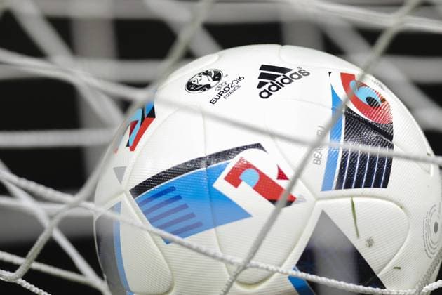 offizieller Spielball der Europameisterschaft 2016 Frankreich, Adidas Ball, Lederball, Spielgeraet, Fussball, Baelle, offizieller Adidas Beau Jeu , im Tor, Tornetz DEUTSCHLAND - ENGLAND (2 -3 ) Freundschaftsspiel, friendly match, Deutsche Fussball Nationalmannschaft, DFB am 26.03.2016 in Berlin.