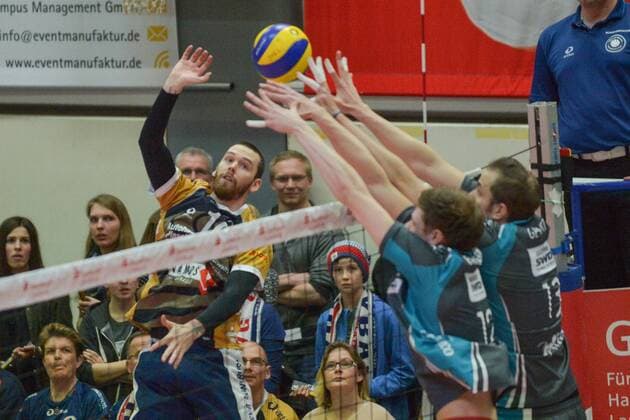 GER,VBL, Playoffrunde, Viertelfinale, Spiel 1, SVG Lueneburg vs Powervolleys Dueren 26.03.2016, Gellersenhalle, Lueneburg, GER, VBL, Playoffrunde, Viertelfinale, Spiel 1, SVG Lueneburg vs Powervolleys Dueren im Bild Steven Marshall (Lueneburg 10) versucht sich gegen Michael Parkinson (Dueren 12) und Sebastian Gevert (Dueren 13) durchzusetzen nordphotoxWitke
