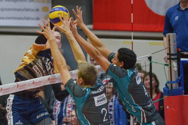 GER,VBL, Playoffrunde, Viertelfinale, Spiel 1, SVG Lueneburg vs Powervolleys Dueren 26.03.2016, Gellersenhalle, Lueneburg, GER, VBL, Playoffrunde, Viertelfinale, Spiel 1, SVG Lueneburg vs Powervolleys Dueren im Bild Nickolas Del Bianco (Lueneburg 15) versucht sich gegen Rudy Verhoeff (Dueren 02) und Matthew West (Dueren 04) durchzusetzen nordphotoxWitke