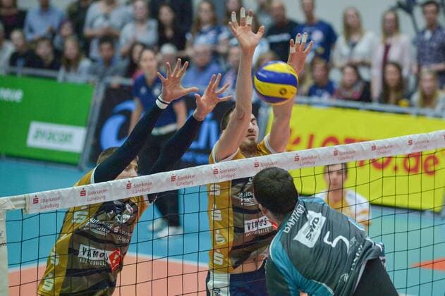 GER,VBL, Playoffrunde, Viertelfinale, Spiel 1, SVG Lueneburg vs Powervolleys Dueren 26.03.2016, Gellersenhalle, Lueneburg, GER, VBL, Playoffrunde, Viertelfinale, Spiel 1, SVG Lueneburg vs Powervolleys Dueren im Bild Carlos Mora Sabate (Lueneburg 16) und Michel Schlien (Lueneburg 04) versuchen sich gegen Dennis Barthel (Dueren 05) durchzusetzen nordphotoxWitke