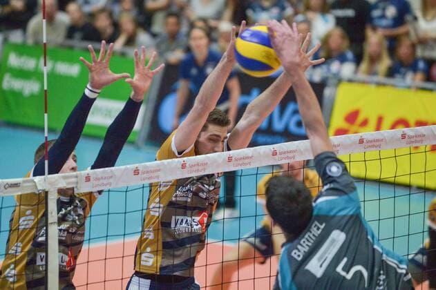 GER,VBL, Playoffrunde, Viertelfinale, Spiel 1, SVG Lueneburg vs Powervolleys Dueren 26.03.2016, Gellersenhalle, Lueneburg, GER, VBL, Playoffrunde, Viertelfinale, Spiel 1, SVG Lueneburg vs Powervolleys Dueren im Bild Carlos Mora Sabate (Lueneburg 16) und Scott Michael Kevorken (Lueneburg 03) versuchen sich gegen Dennis Barthel (Dueren 05) durchzusetzen nordphotoxWitke