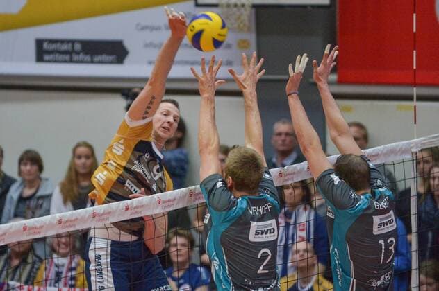 GER,VBL, Playoffrunde, Viertelfinale, Spiel 1, SVG Lueneburg vs Powervolleys Dueren 26.03.2016, Gellersenhalle, Lueneburg, GER, VBL, Playoffrunde, Viertelfinale, Spiel 1, SVG Lueneburg vs Powervolleys Dueren im Bild Falko Steinke (Lueneburg 09) versucht sich gegen Rudy Verhoeff (Dueren 02) und Sebastian Gevert (Dueren 13) durchzusetzen nordphotoxWitke