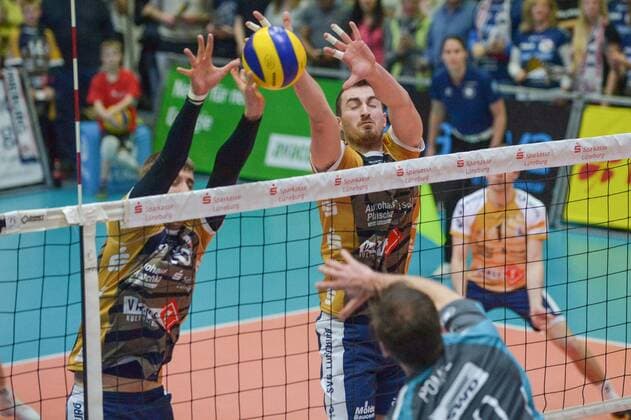 GER,VBL, Playoffrunde, Viertelfinale, Spiel 1, SVG Lueneburg vs Powervolleys Dueren 26.03.2016, Gellersenhalle, Lueneburg, GER, VBL, Playoffrunde, Viertelfinale, Spiel 1, SVG Lueneburg vs Powervolleys Dueren im Bild Michel Schlien (Lueneburg 04) und Carlos Mora Sabate (Lueneburg 16) versuchen sich gegen Matthias Pompe(Dueren 10) durchzusetzen nordphotoxWitke