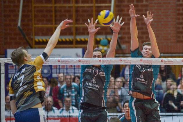 GER,VBL, Playoffrunde, Viertelfinale, Spiel 1, SVG Lueneburg vs Powervolleys Dueren 26.03.2016, Gellersenhalle, Lueneburg, GER, VBL, Playoffrunde, Viertelfinale, Spiel 1, SVG Lueneburg vs Powervolleys Dueren im Bild Jannik Poerner (Pörner Lueneburg 07) versucht sich gegen Sebastian Gevert (Dueren 13) und Michael Parkinson (Dueren 12) durchzusetzen nordphotoxWitke