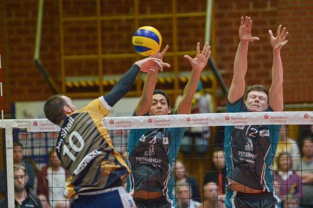 GER,VBL, Playoffrunde, Viertelfinale, Spiel 1, SVG Lueneburg vs Powervolleys Dueren 26.03.2016, Gellersenhalle, Lueneburg, GER, VBL, Playoffrunde, Viertelfinale, Spiel 1, SVG Lueneburg vs Powervolleys Dueren im Bild Steven Marshall (Lueneburg 10) versucht sich gegen Matthew West (Dueren 04) und Michael Parkinson (Dueren 12) durchzusetzen nordphotoxWitke