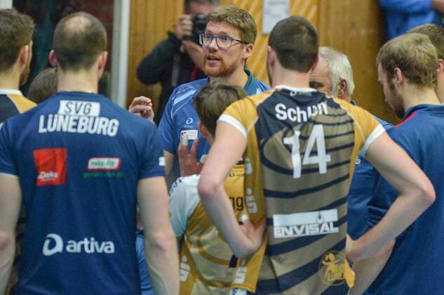 GER,VBL, Playoffrunde, Viertelfinale, Spiel 1, SVG Lueneburg vs Powervolleys Dueren 26.03.2016, Gellersenhalle, Lueneburg, GER, VBL, Playoffrunde, Viertelfinale, Spiel 1, SVG Lueneburg vs Powervolleys Dueren im Bild Trainer Stefan Huebner (Hübner Lueneburg) spricht mit der Mannschaft nordphotoxWitke