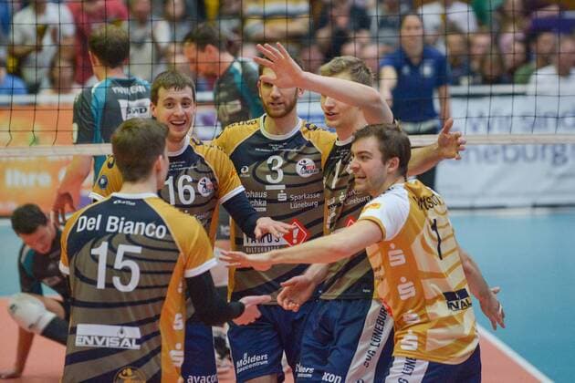 GER,VBL, Playoffrunde, Viertelfinale, Spiel 1, SVG Lueneburg vs Powervolleys Dueren 26.03.2016, Gellersenhalle, Lueneburg, GER, VBL, Playoffrunde, Viertelfinale, Spiel 1, SVG Lueneburg vs Powervolleys Dueren im Bild die Lueneburger Mannschaft jubelt nordphotoxWitke