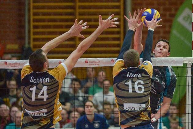 GER,VBL, Playoffrunde, Viertelfinale, Spiel 1, SVG Lueneburg vs Powervolleys Dueren 26.03.2016, Gellersenhalle, Lueneburg, GER, VBL, Playoffrunde, Viertelfinale, Spiel 1, SVG Lueneburg vs Powervolleys Dueren im Bild Michel Schlien (Lueneburg 04) und Carlos Mora Sabate (Lueneburg 16) versuchen sich gegen Dennis Barthel (Dueren 05) durchzusetzen nordphotoxWitke