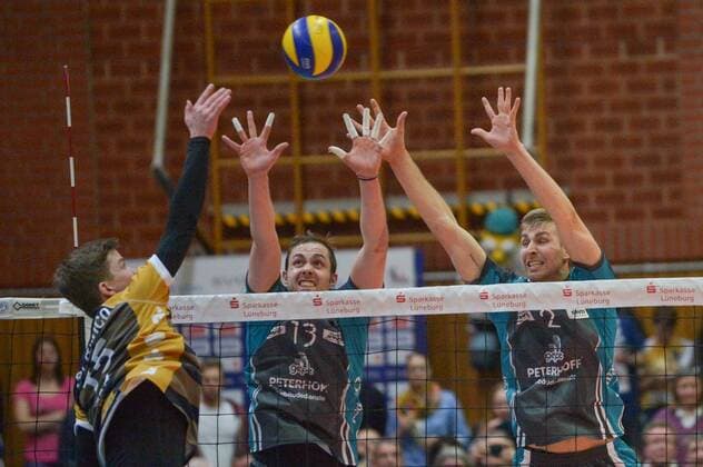 GER,VBL, Playoffrunde, Viertelfinale, Spiel 1, SVG Lueneburg vs Powervolleys Dueren 26.03.2016, Gellersenhalle, Lueneburg, GER, VBL, Playoffrunde, Viertelfinale, Spiel 1, SVG Lueneburg vs Powervolleys Dueren im Bild Nickolas Del Bianco (Lueneburg 15) versucht sich gegen Sebastian Gevert (Dueren 13) und Rudy Verhoeff (Dueren 02) durchzusetzen nordphotoxWitke