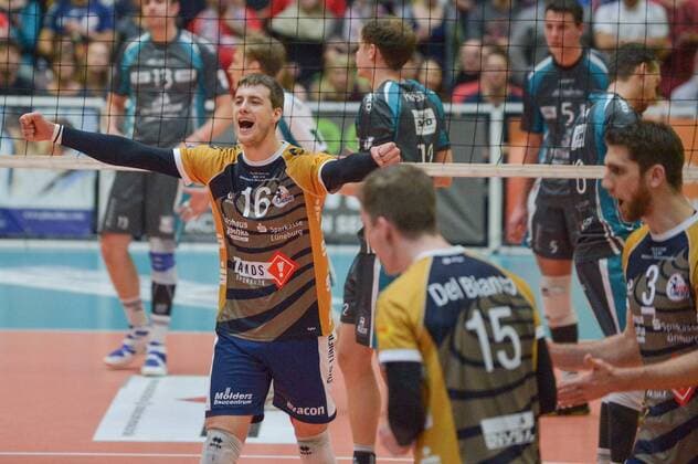 GER,VBL, Playoffrunde, Viertelfinale, Spiel 1, SVG Lueneburg vs Powervolleys Dueren 26.03.2016, Gellersenhalle, Lueneburg, GER, VBL, Playoffrunde, Viertelfinale, Spiel 1, SVG Lueneburg vs Powervolleys Dueren im Bild die Lueneburger Mannschaft jubelt nordphotoxWitke