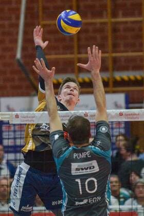 GER,VBL, Playoffrunde, Viertelfinale, Spiel 1, SVG Lueneburg vs Powervolleys Dueren 26.03.2016, Gellersenhalle, Lueneburg, GER, VBL, Playoffrunde, Viertelfinale, Spiel 1, SVG Lueneburg vs Powervolleys Dueren im Bild Nickolas Del Bianco (Lueneburg 15) versucht sich gegen Matthias Pompe (Dueren 10) durchzusetzen nordphotoxWitke