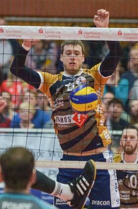 GER,VBL, Playoffrunde, Viertelfinale, Spiel 1, SVG Lueneburg vs Powervolleys Dueren 26.03.2016, Gellersenhalle, Lueneburg, GER, VBL, Playoffrunde, Viertelfinale, Spiel 1, SVG Lueneburg vs Powervolleys Dueren im Bild Einzelaktion Hochformat Carlos Mora Sabate (Lueneburg 16) nordphotoxWitke