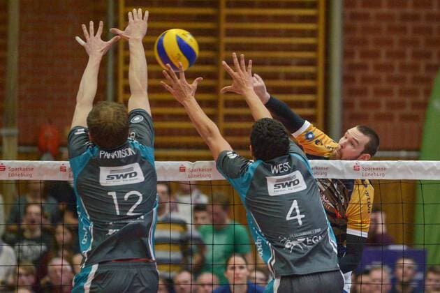 GER,VBL, Playoffrunde, Viertelfinale, Spiel 1, SVG Lueneburg vs Powervolleys Dueren 26.03.2016, Gellersenhalle, Lueneburg, GER, VBL, Playoffrunde, Viertelfinale, Spiel 1, SVG Lueneburg vs Powervolleys Dueren im Bild Steven Marshall (Lueneburg 10) setzt sich gegen Michael Parkinson (Dueren 12) und Matthew West (Dueren 04) durch nordphotoxWitke