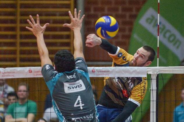 GER,VBL, Playoffrunde, Viertelfinale, Spiel 1, SVG Lueneburg vs Powervolleys Dueren 26.03.2016, Gellersenhalle, Lueneburg, GER, VBL, Playoffrunde, Viertelfinale, Spiel 1, SVG Lueneburg vs Powervolleys Dueren im Bild Steven Marshall (Lueneburg 10) setzt sich gegen Matthew West (Dueren 04) durch nordphotoxWitke