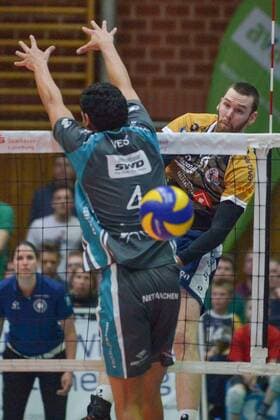 GER,VBL, Playoffrunde, Viertelfinale, Spiel 1, SVG Lueneburg vs Powervolleys Dueren 26.03.2016, Gellersenhalle, Lueneburg, GER, VBL, Playoffrunde, Viertelfinale, Spiel 1, SVG Lueneburg vs Powervolleys Dueren im Bild Steven Marshall (Lueneburg 10) setzt sich gegen Matthew West (Dueren 04) durch nordphotoxWitke