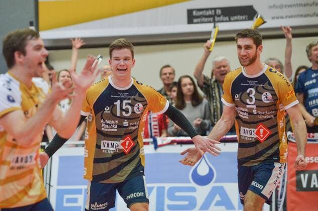 GER,VBL, Playoffrunde, Viertelfinale, Spiel 1, SVG Lueneburg vs Powervolleys Dueren 26.03.2016, Gellersenhalle, Lueneburg, GER, VBL, Playoffrunde, Viertelfinale, Spiel 1, SVG Lueneburg vs Powervolleys Dueren im Bild die Lueneburger Mannschaft jubelt nordphotoxWitke