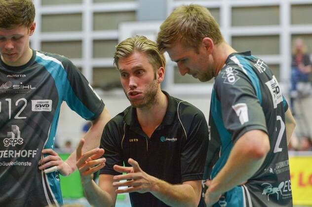 GER,VBL, Playoffrunde, Viertelfinale, Spiel 1, SVG Lueneburg vs Powervolleys Dueren 26.03.2016, Gellersenhalle, Lueneburg, GER, VBL, Playoffrunde, Viertelfinale, Spiel 1, SVG Lueneburg vs Powervolleys Dueren im Bild Trainer Anton Brams (Dueren) spricht mit der Mannschaft nordphotoxWitke