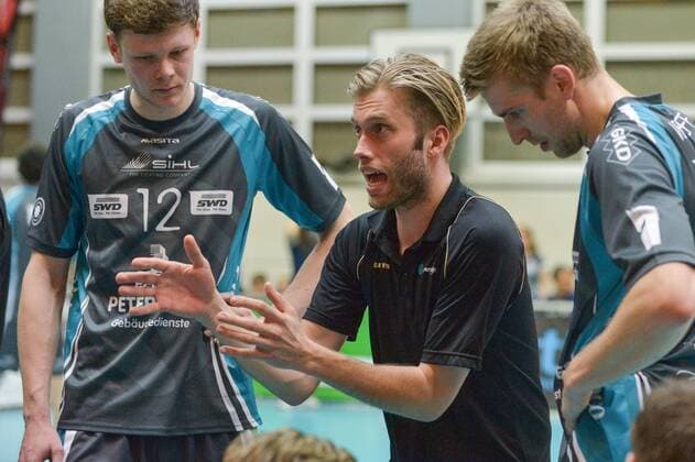 GER,VBL, Playoffrunde, Viertelfinale, Spiel 1, SVG Lueneburg vs Powervolleys Dueren 26.03.2016, Gellersenhalle, Lueneburg, GER, VBL, Playoffrunde, Viertelfinale, Spiel 1, SVG Lueneburg vs Powervolleys Dueren im Bild Trainer Anton Brams (Dueren) spricht mit der Mannschaft nordphotoxWitke