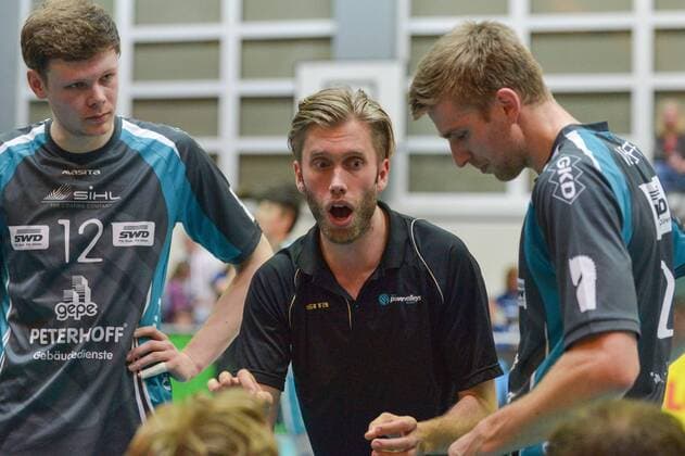 GER,VBL, Playoffrunde, Viertelfinale, Spiel 1, SVG Lueneburg vs Powervolleys Dueren 26.03.2016, Gellersenhalle, Lueneburg, GER, VBL, Playoffrunde, Viertelfinale, Spiel 1, SVG Lueneburg vs Powervolleys Dueren im Bild Trainer Anton Brams (Dueren) spricht mit der Mannschaft nordphotoxWitke