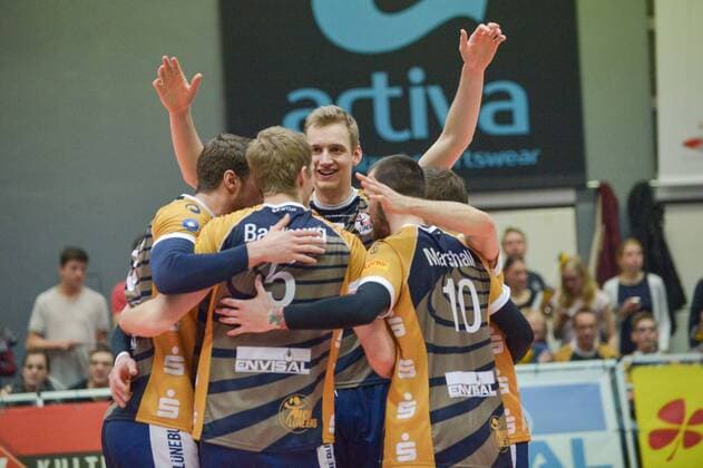 GER,VBL, Playoffrunde, Viertelfinale, Spiel 1, SVG Lueneburg vs Powervolleys Dueren 26.03.2016, Gellersenhalle, Lueneburg, GER, VBL, Playoffrunde, Viertelfinale, Spiel 1, SVG Lueneburg vs Powervolleys Dueren im Bild die Lueneburger Mannschaft jubelt nordphotoxWitke