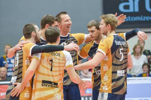 GER,VBL, Playoffrunde, Viertelfinale, Spiel 1, SVG Lueneburg vs Powervolleys Dueren 26.03.2016, Gellersenhalle, Lueneburg, GER, VBL, Playoffrunde, Viertelfinale, Spiel 1, SVG Lueneburg vs Powervolleys Dueren im Bild die Lueneburger Mannschaft jubelt nordphotoxWitke