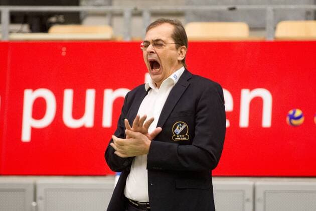 Zum Gaehnen, Trainer Stelian MOCULESCU (FN). Volleyball, VfB Friedrichshafen (FN) - TSV Herrsching (HER), Bundesliga, Saison 2015 2016, Playoff Viertelfinale, 1.Spiel, am 26.03.2016 in Friedrichshafen Z F A R E N A Deutschland. x20160326_108x